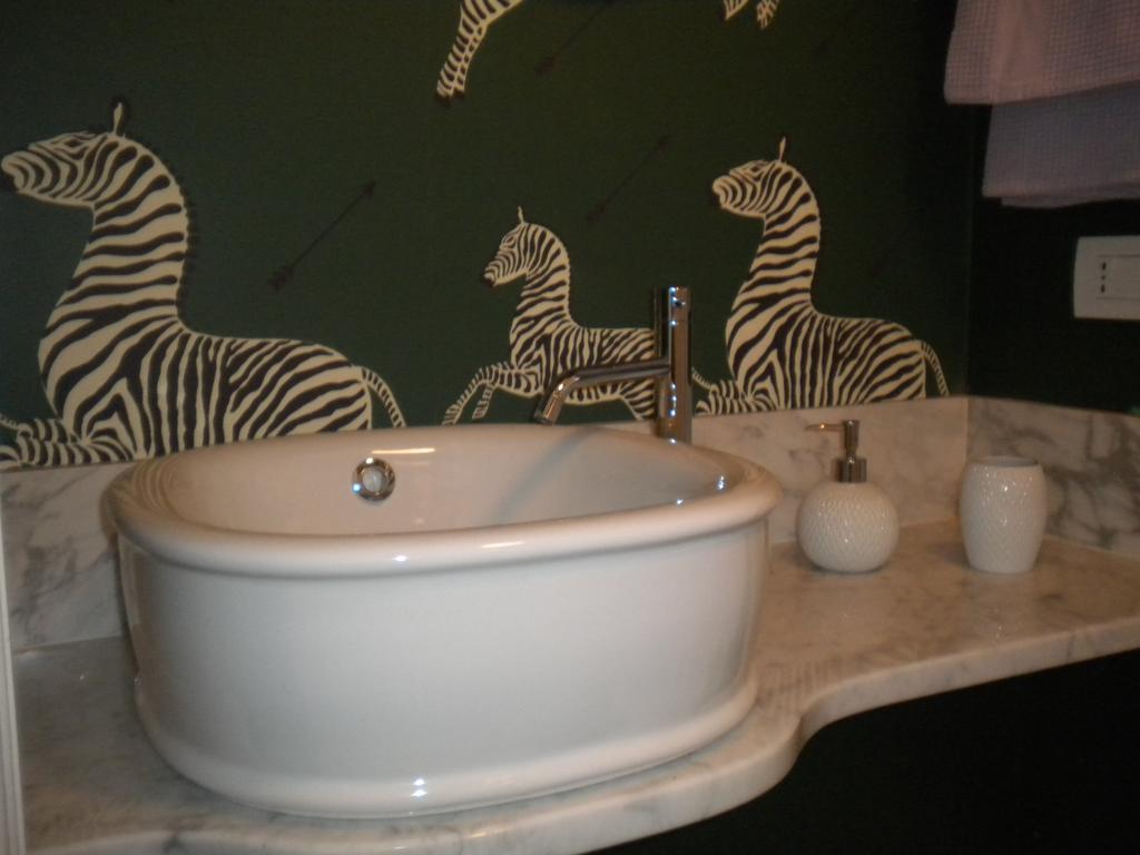 Zebra Rosso Lägenhet Milano Rum bild
